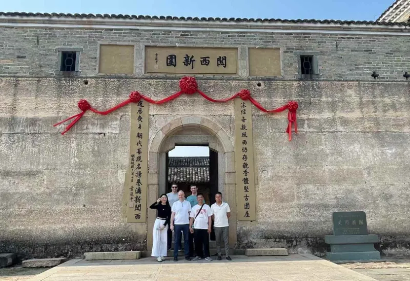 Smedning, smedning af venskab: Yanming Metal Etching Factory uddyber samarbejdet med oversøiske kunder